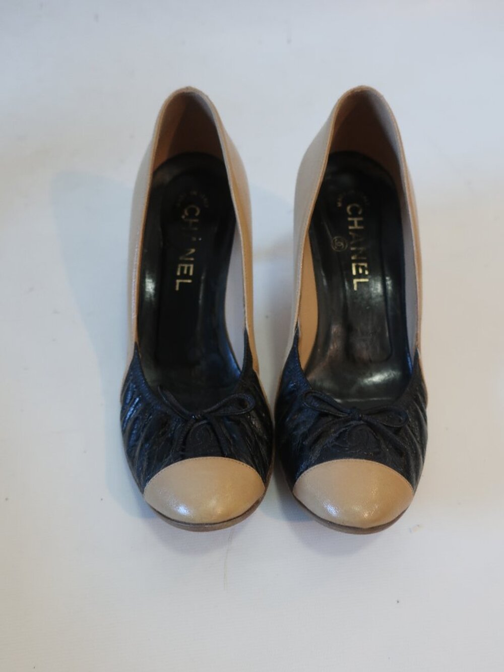 Authentic Womens Chanel Tan Black Elastic Leather Cap Toe Heels 37.5 US/7